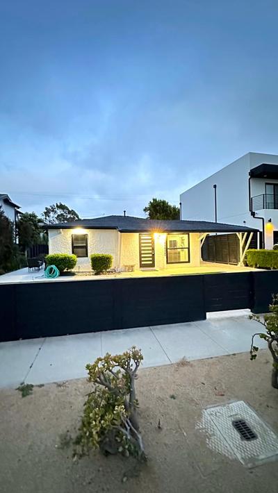 Modern Studio Stylish &Cozy Back Unit