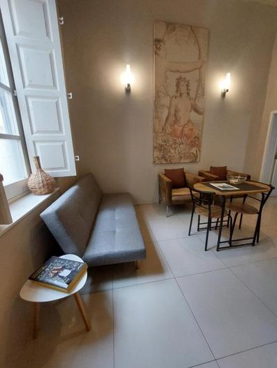 Central & Cozy - 1 Bedroom Apartment