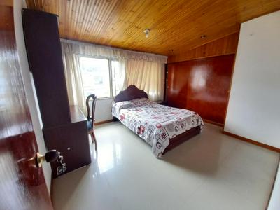 Amplia habitación con escritorio