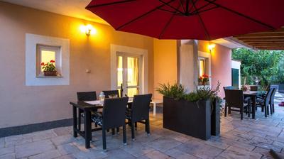 Relaxing and cozy apartments with pool Sara&Nino