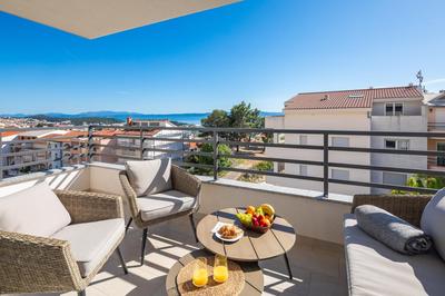 TT Apartment with sea view and private parking