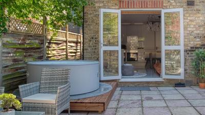 London Hammersmith - hot tub, games, arcade