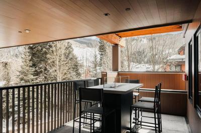 Lavish 2-Bedroom with Four Seasons Flair