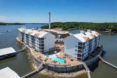 Beautiful Lakeside Oasis