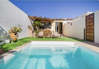 Villa La Isla by rentaholidayslanzarote