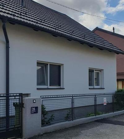 Cozy 2-bedroom house with parking slots