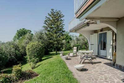 HOST4U - GARDONCINO Apartment with Pool and Beautiful Garden on Lake of Garda