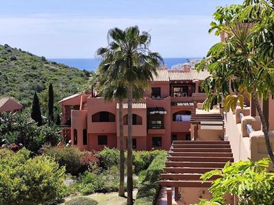 Penthouse Paradiso: 2BR Oasis in Casares del Sol