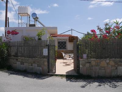 250 metres from the sea an independent tiny house with a yard full of flowers! Spitaki the Little House!