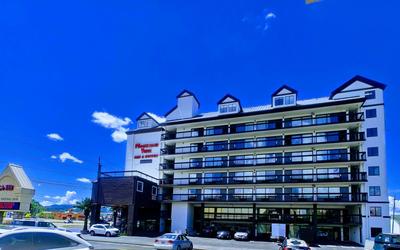 Mountain Vista Inn & Suites - Walking Distance to the Island