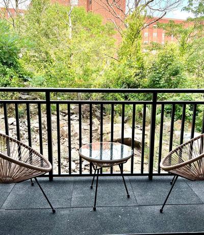Luxury 2 Bed Apartment in Quincy