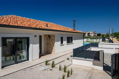 Beautiful Villa Barbara with pool in Kastelir