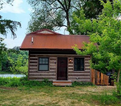 Adorable Old Timey Lakeside Log Cabin - Little House on the Big Arb