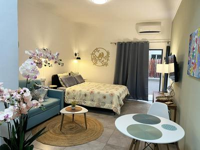 Newly Renovated Studio Apartment with Rooftop Pool, Few Steps to the Beach