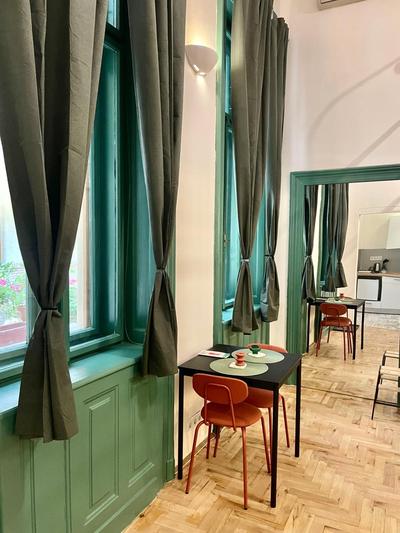 Green Mirror Apartment