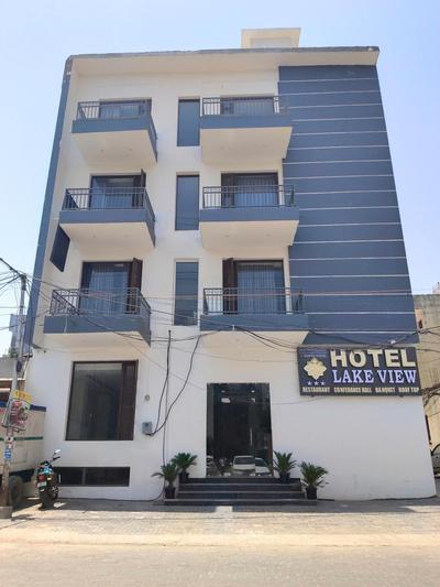 Hotel Lake View - Near Sukhna Lake