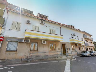 Comfy Old Fashion Apartment with Balcony