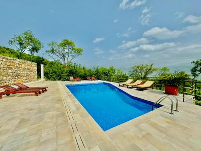 Boka horizont- villa with shared pool