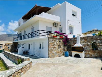 Colorful,newly renovated artistic apartment in the port of Gavrio
