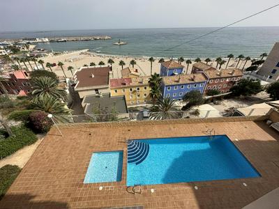 Magníficas vistas a la playa con piscina y parking
