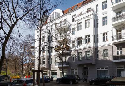 oompH Berlin 3BR Apt with Light Tones and Artwork