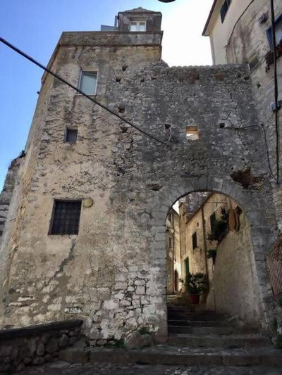 Casa con ampio giardino in centro La Taverna