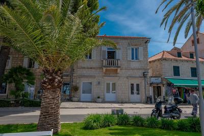 Central located house 'PORAT'