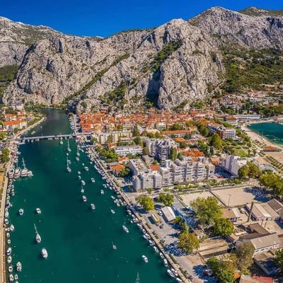 Central Apartment Boho Omis River and Sandy Beach