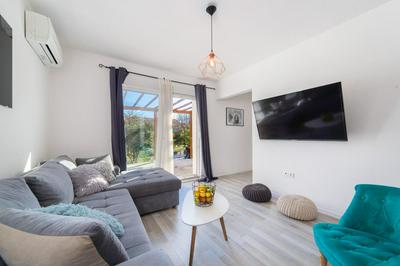 Holiday Home Peaceful Oasis with Pool - 30m from the Beach