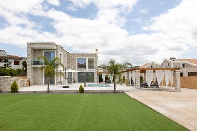 Rafaelia Premium villa with private pool in Drepano