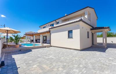 4 Bedroom Cozy Home In Marcana