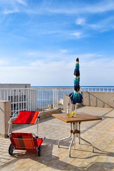 Cosy, Spacious & Sunlit 2BR Penthouse - Close to Bugibba Square & Seafront