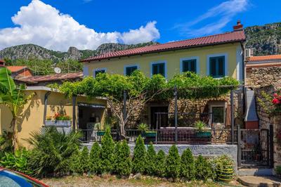 Holiday house with private jacuzzi