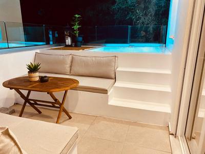 Theros Luxury Apartment