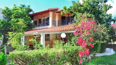 Holiday House Litsa with parking and gardens 50m from Agios Gordios Beach