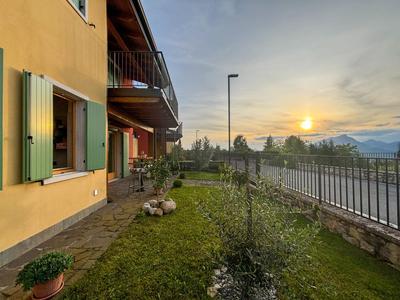 Villetta a schiera con vista lago