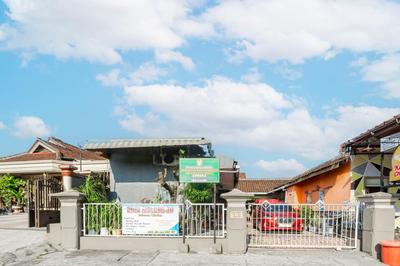 OYO 93976 Maluku Guest House