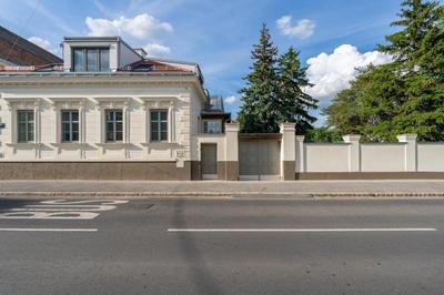 Exclusive 70 m2 Suite with Balcony and Air Conditioning