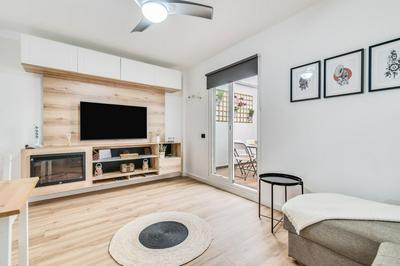 Home2Book Stylish & Bright Bakea Apartment