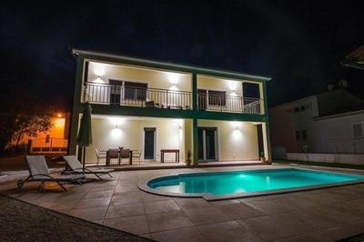 Modernes Ferienhaus in Pula mit Privatem Pool