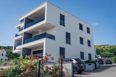 Sea Sun Slatine with 2 bedrooms and pool, near beach
