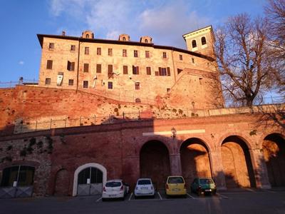 La casa rossa nel Monferrato a Moncucco Torinese
