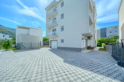 Cozy New Apartments with Private Pool Podstrana