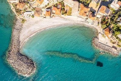 Avia's Seaside Hideaway with Lush Garden