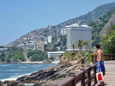 Quarto Deluxe e banheiro privativo c vista livre e perto das PRAIAS IPANEMA LEBLON ARPOADOR COPACABANA e do CRISTO REDENTOR do BONDINHO PÃO AÇUCAR ETC Cheg