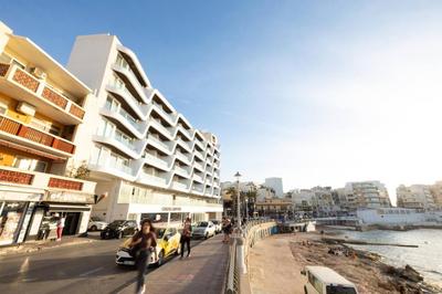 Ivory Suite seafront with views!- Fl 15 by Homely