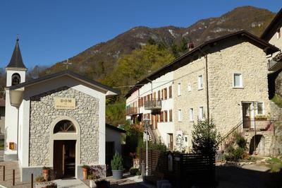 Valdastico Casetta in sasso con giardino
