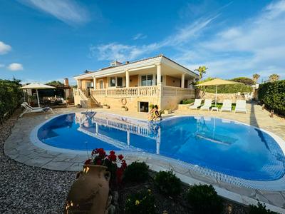 Villa Rafael, con piscina, jardin. barbacoa y tranquilidad