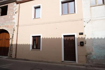GuestHost - Comfy Two-Levels Apartment with Terrace!