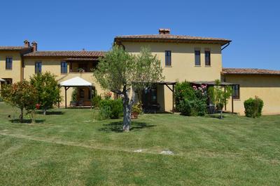 Large apartment with shared swimming pool in Crete Senesi